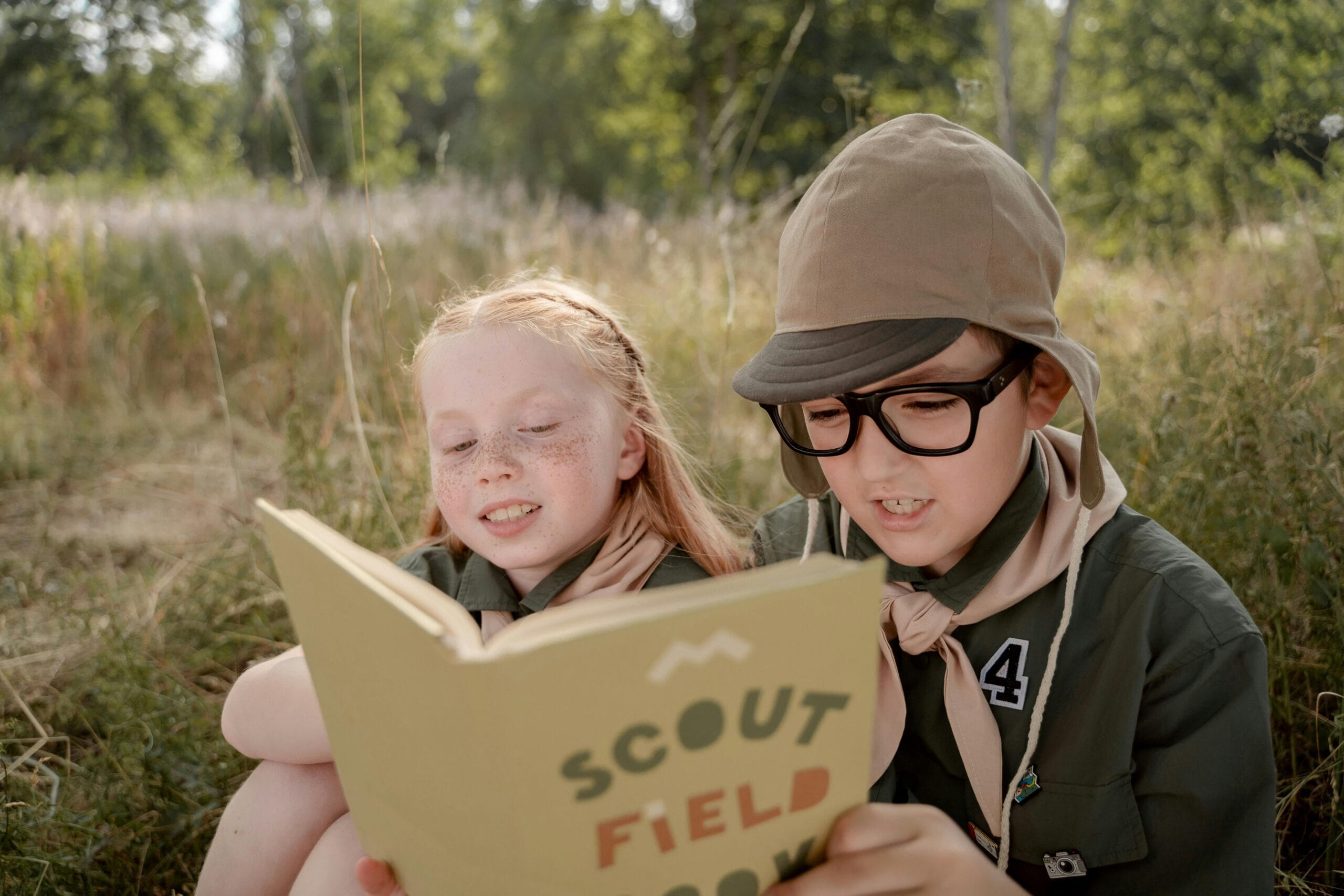 niños leyendo un libro