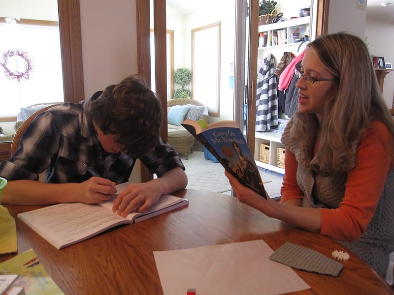madre hijo homeschooling